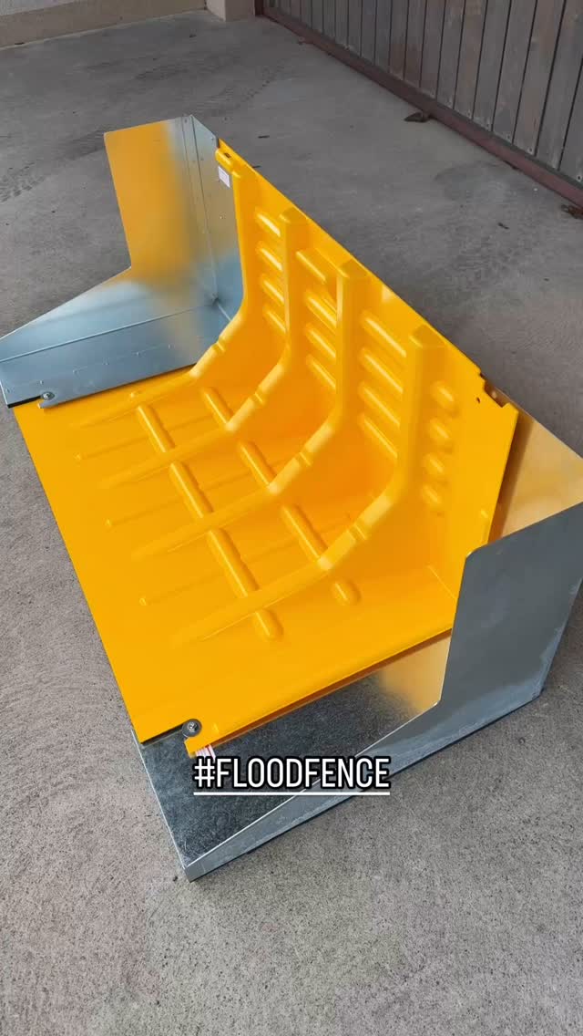 NEU: FLOODFENCE mit verbesserten Wandanschlüssen!
Die brandneuen Seitenwände & Wandanschlüsse sind eingetroffen – jetzt noch effizienter und an die neuesten Anforderungen angepasst!
Mit dem Home-Kit FLOODFENCE erhältst du eine hochflexible und schnell einsetzbare Lösung für den Hochwasserschutz:
✅ 2 Standard-Module
✅ 2 Wandanschlüsse (1x links, 1x rechts)
✅ Einfache Montage & schnelle Einsatzbereitschaft
Vielseitig einsetzbar: FLOODFENCE eignet sich perfekt für Türen, Tore und Einfahrten ab 2 m Länge – und lässt sich endlos verlängern! So können nicht nur Gebäude geschützt werden, sondern auch ganze Straßen, Ortschaften und Grundstücke.
Das FLOODFENCE-System stoppt oder leitet Wasser zuverlässig ab – ideal für Starkregen, Wasserrohrbrüche oder die Kontrolle von Oberflächenwasser. Dank Flachdichtungen an den Modulen und Anschlüssen ist die Abdichtung des Bodens optimal.
Technische Details:
🔹 Höhe: 0,45 m | Länge pro Modul: 1,0 m | Effektive Länge bei Verbindung: 0,91 m
🔹 Effizient, kostengünstig und leicht zu montieren
Einfach. Schnell. Effizient.
Das ist FLOODFENCE von vogt tools!
➡️ Mehr Infos & Bestellung: https://www.mein-hochwasserschutz.ch/floodfence
#Hochwasserschutz #Wasserschaden #Flutschutz #Starkregen #Überschwemmung #Katastrophenschutz #Notfallvorsorge #Umweltschutz #Resilienz #Schutzsystem #Klimaanpassung #SmartSolutions #HausUndGarten #Sicherheit #vogttools #floodfence