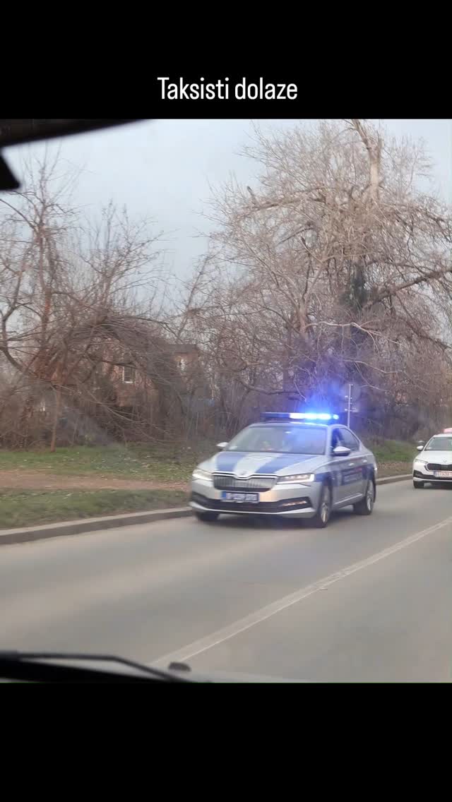 Taksisti dolaze
Po informacijama iz medija, oko 700 taksi vozila juče došlo je iz Beograda kako bi besplatno vratili studente sa najvećeg ikad protesta u Novom Sadu, a možda i najvećeg protesta ikad u Srbiji ( u novijoj i svakoj drugoj istoriji). Kolona se prostirala od Štranda do novog Žeželjevog mosta (više od 3.5 km). Do sada neviđena solidarnost.
Taxis are coming
Accordiing to media, around 700 taxi vehicles drove from Belgrade in order to return, free of charge, students from the most massive protest ever in Novi Sad, maybe even the most massive one in the history of Serbia ( both recent and any other history). The line of Viehcles spanned from Štrand beach to new Žeželj bridge (more than 3.5 km). This was another yet unseen display of solidarity.
#krvavevamruke #studentprotests #studentskiprotest #protests #protestserbia #protest #taksisti #taxi
@studenti_u_blokadi