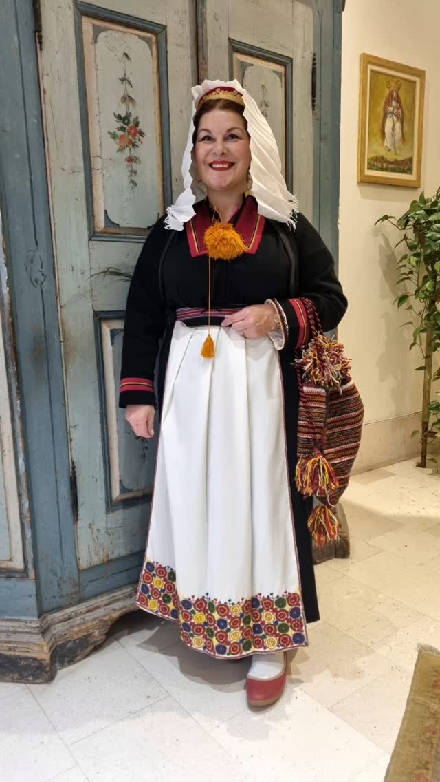 St Blaise and Dubrovnik are a single entity.While otjerati cities have their patron saints,in Dubrovnik tha saint has his own City.
In Dubrovnik, on this day,it is a difficultta saywhat is more beautiful and more exciting: the national costumes od Primorje ,Župa Dubrovačka or Konavle.It looks like the return of old traditional times.Fokus in drawn towards the colorful church banners and their fluttering,on the square behind Orlando and the group of trombunjera.Who Carey short,broad rifles on their shoulders.
Long ako in Dubrovnik,the nose they ispred used to  frighten enemies away.
LONG LIVE SAINT BLAISE!