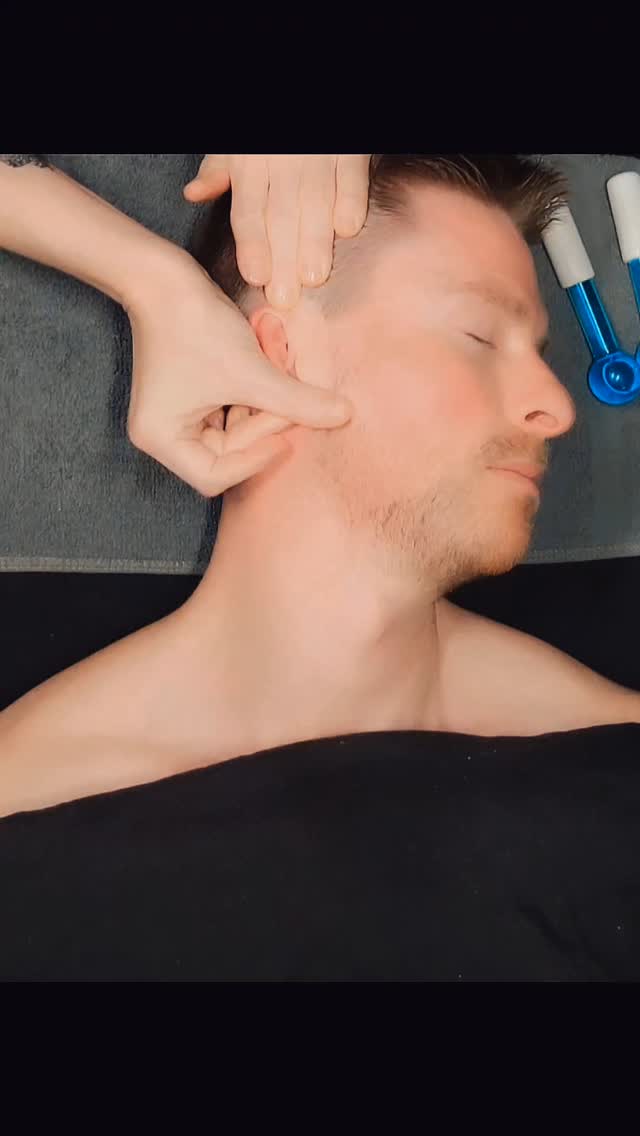 🌿Benefits of auriculotherapy (ear reflex massage)
Pain Relief – Helps with headaches, migraines, joint pain, and muscle tension.
Stress & Anxiety Reduction – Stimulates the nervous system to promote relaxation.
Better Sleep – Can help with insomnia and improve sleep quality.
Improved Digestion – Supports gut health and relieves bloating or constipation.
Hormonal Balance – May assist with PMS, menopause symptoms, and overall hormone regulation.
Boosted Immunity – Helps strengthen the body's natural defense system.
Detoxification – Supports the body's ability to remove toxins.
Enhanced Circulation – Improves blood flow and oxygenation.
Support for Addictions – Often used to help with smoking cessation and other cravings.
Increased Energy & Mental Clarity – Stimulates brain function and focus.
The Tranquility Head Massage includes ear massage to release those blockages that contribute to many issues including migraines. 🌿☯️
Online booking at www.activeauraspa.ca
#yycspa #yycwellness #yycmassage #yycheadmassage #spa #yycnow #yycseton #supportlocal #yyclifestyle #yycreflexology #yycfacials #yycsafespace