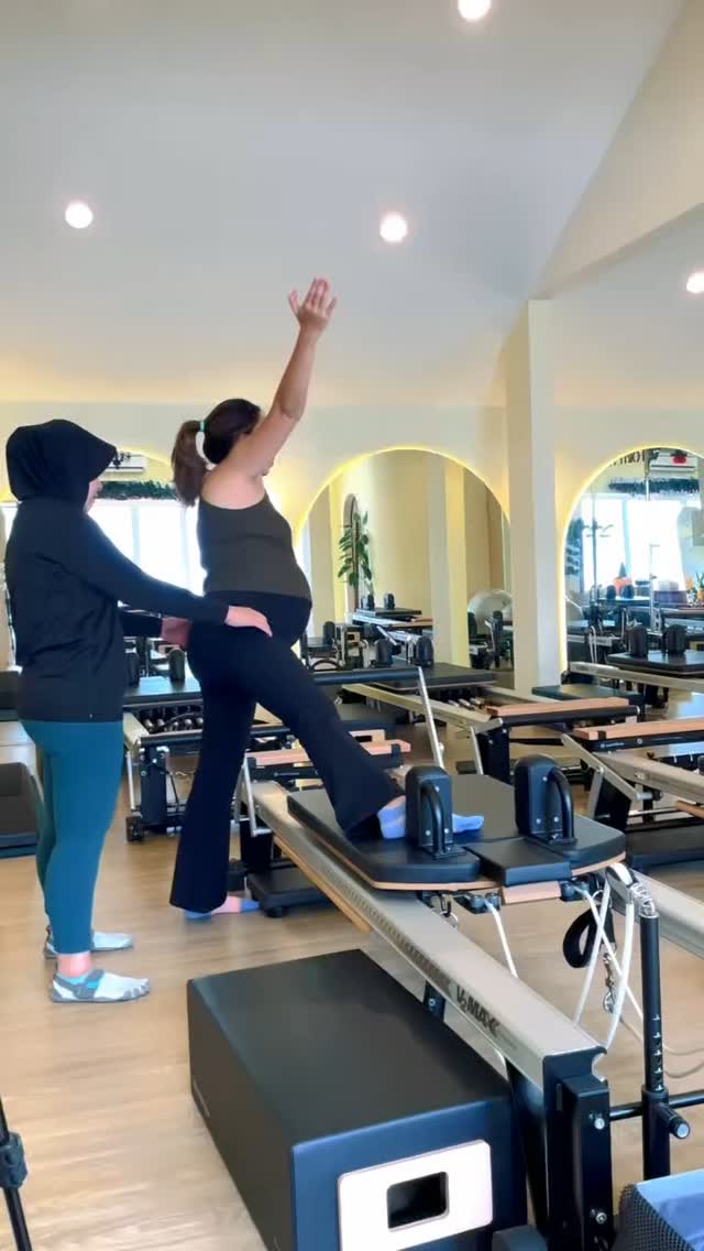 Pregnancy doesn't mean slowing down! Feeling empowered and energized with Prenatal Pilates on V2 Max Reformer by Merrithew.
#reformwithforte