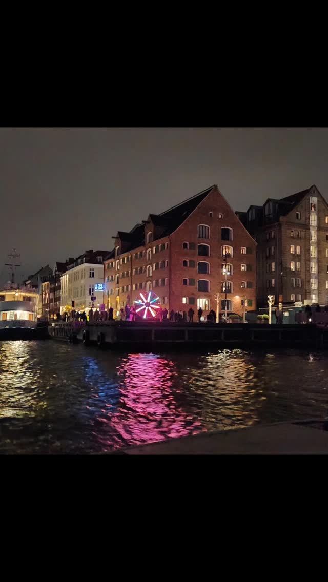 The Copenhagen Light Festival is an incredible annual event that transforms the city into a glowing art wonderland! This year, from January 31 to February 23, over 40 stunning light installations were scattered throughout Copenhagen, including on the beautiful canals. Two weeks ago, on my last night in Europe, I had the chance to explore the festival on a canal tour, and it was magical—artworks reflected in the water, glowing sculptures, and more, including a run! If you’re in Copenhagen, make sure to check it out! #CopenhagenLightFestival #CanalTour #CopenhagenVibes #stromma