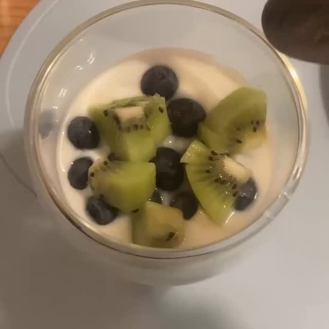 **🛑 Kleiner Hack, grosse Wirkung: Bye-bye Zuckerbombe! 🚀**
Wusstest du, dass viele Fruchtjoghurts wahre Zuckerfallen sind? 😱 Stattdessen mache ich es mir einfach: Ich nehme ein **Nature-Joghurt** und schnipple frische Früchte rein – z. B. Kiwi, Orange oder Heidelbeeren. 🍊🫐 So bekomme ich den vollen Geschmack **ohne Industriezucker** und weiss genau, was drin ist. ✅
👉 Bonus: Mehr Ballaststoffe, mehr Vitamine, mehr Frische! Probier’s aus und sag mir, welche Kombi du am liebsten magst. 💬👇
#GesundGenießen #OhneZucker #FitMitÜber40 #CleanEating