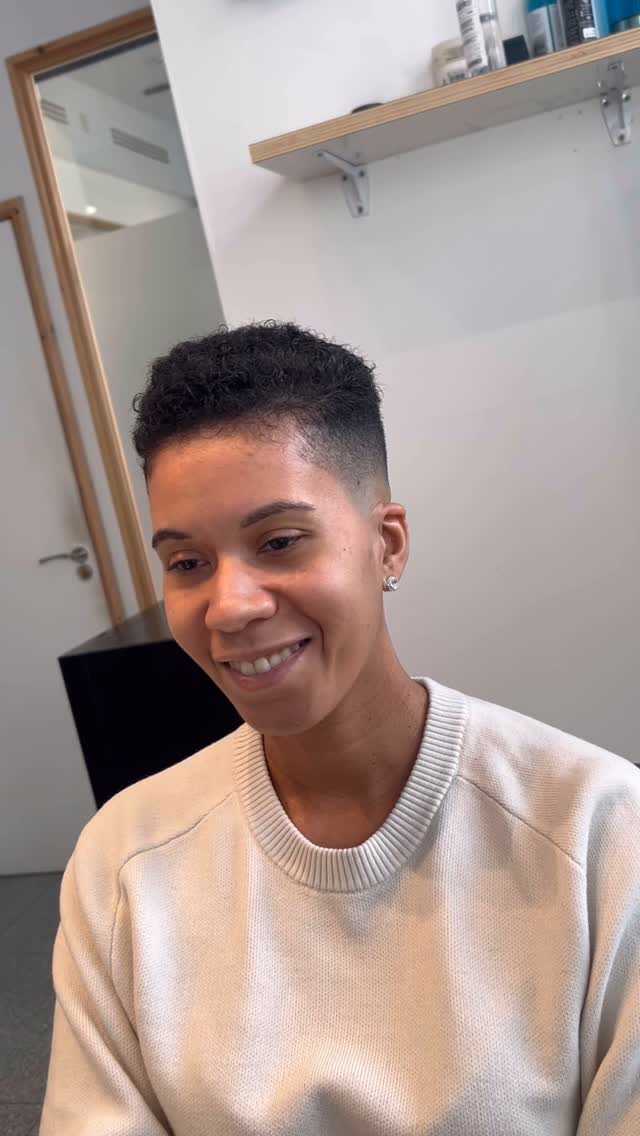 Skin fade a Afro trim for Lexie
.
Styled using @feelwavy
.
#barber #afro #skinfade #smallbusiness #ladyboss