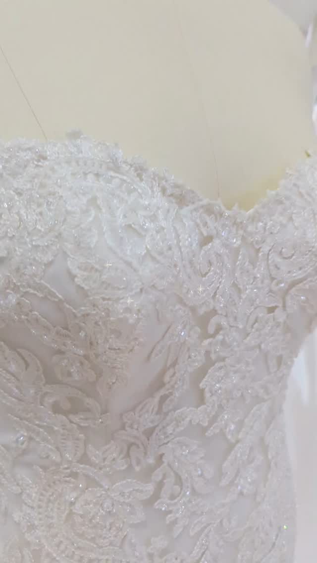 A little bit of sparkle and lace 😍
(Not yet on the website, stay tuned) Pictured on our size 16 mannequin.
#sustainablebridal #weddingdressgoals #laceweddingdress #lovemetwice #sustainablebridal #modernbride #prelovedluxury