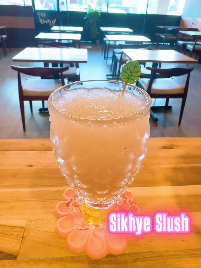 Cool down with our Sikhye Slush at Hansik Town!🍹
Sweet, icy, 💙and perfect for this hot weather – it’s the summer treat you didn’t know you needed!☀️
Traditional vibes, frozen fun. Come grab yours before it melts away!🪭
#SikhyeSlush #HansikTown #KoreanTraditionWithATwist #CoolDownKoreanStyle #SummerTreat #HotWeatherMustHave #FrozenSikhye #KFoodCrush #SlushGoals #한식타운 #식혜슬러시 #여름간식
☀️ + ❄️ = Sikhye Slush Love!
