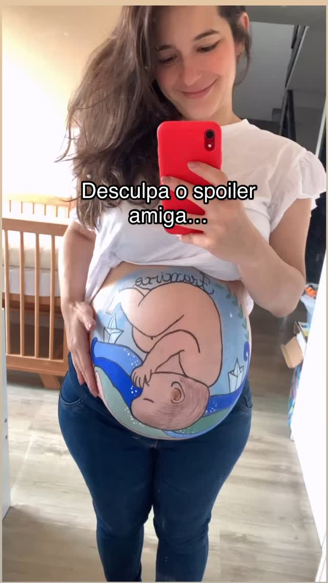 Hoje acordei pensativa… A gravidez sempre traz um turbilhão de sentimentos.
O corpo muda, as emoções ficam à flor da pele, surgem dúvidas, medos mesmo depois de já ter vivido tudo isso antes.
Se você tem um, dois, quatro filhos… cada gestação é única. E, sim, às vezes dá um frio na barriga.
Mas aí eu olho pra cada rostinho aqui em casa e lembro: vale a pena. Vale muito a pena.
Cada fase, cada desafio, cada descoberta.
Esse vídeo é um abraço meu pra você, mamãe que está gestando ou enfrentando um momento difícil na maternidade.
Você não está sozinha.
Se quiser conversar, estou aqui.