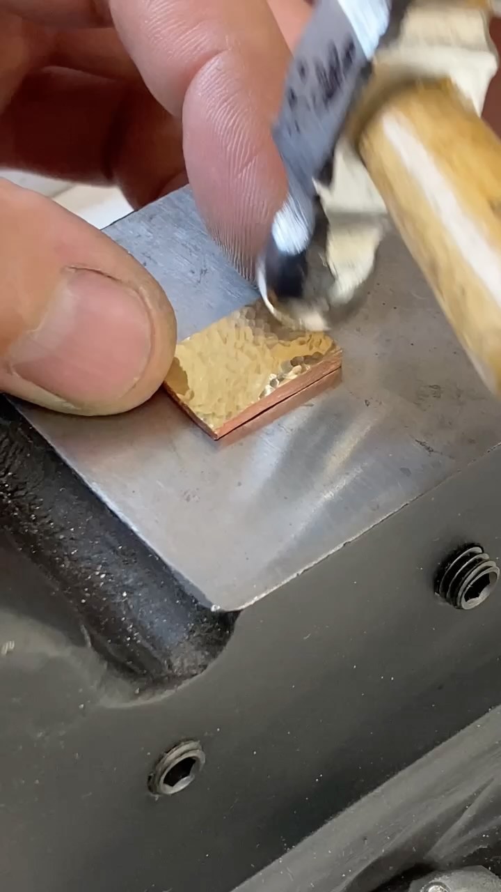 Shaping the cufflinks made of sentimental family gold.
#remodeling #upcycle
#goldjewellery #bespokejewellery #jewellerydesign #cufflinks
#metalsmithingjewelry #goldsmithing #howitsmadematters #jewelleryclass #benchjeweller #jewelrytechniques #craftworkshop #instasmithy #jewellerystudio #gedragengoud #edelsmid #oudgoud #nieuwsieraad #dierbaar #handgemaakt #manchetknopen #juwelenopmaat #ateliersmeijsters