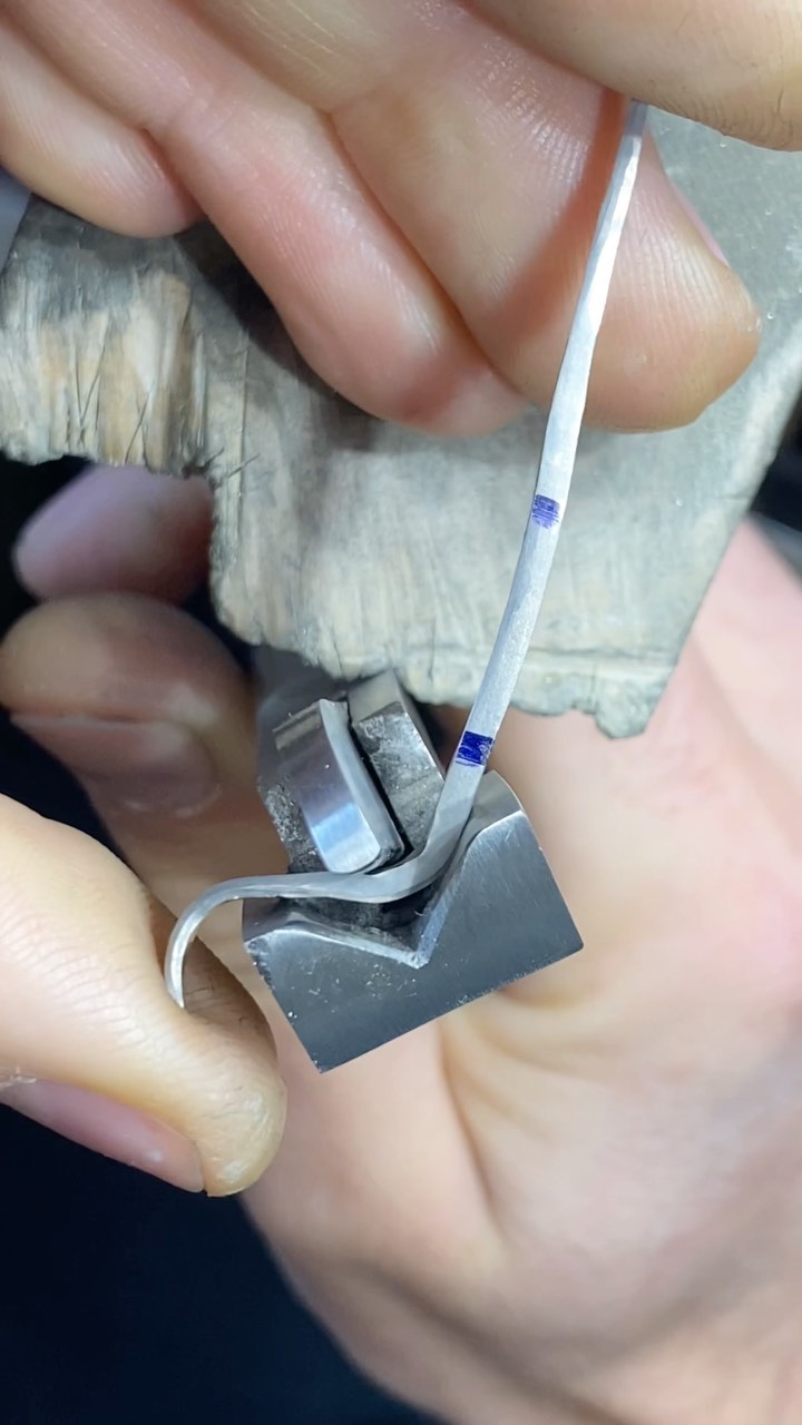 Often my ring pliers is my best friend while goldsmithing.
#jewellerymakingtips #benchjeweller #handmadejewelry #artjewellery #howitsmade #jewellerymaking #howitsmadematters #bending #jewelrymakingtechniques #metalsmith #jewellerymaking #procesreel #jewellerytutorial #ringpliers #goudsmidatelier #goudsmid #ateliersmeijsters