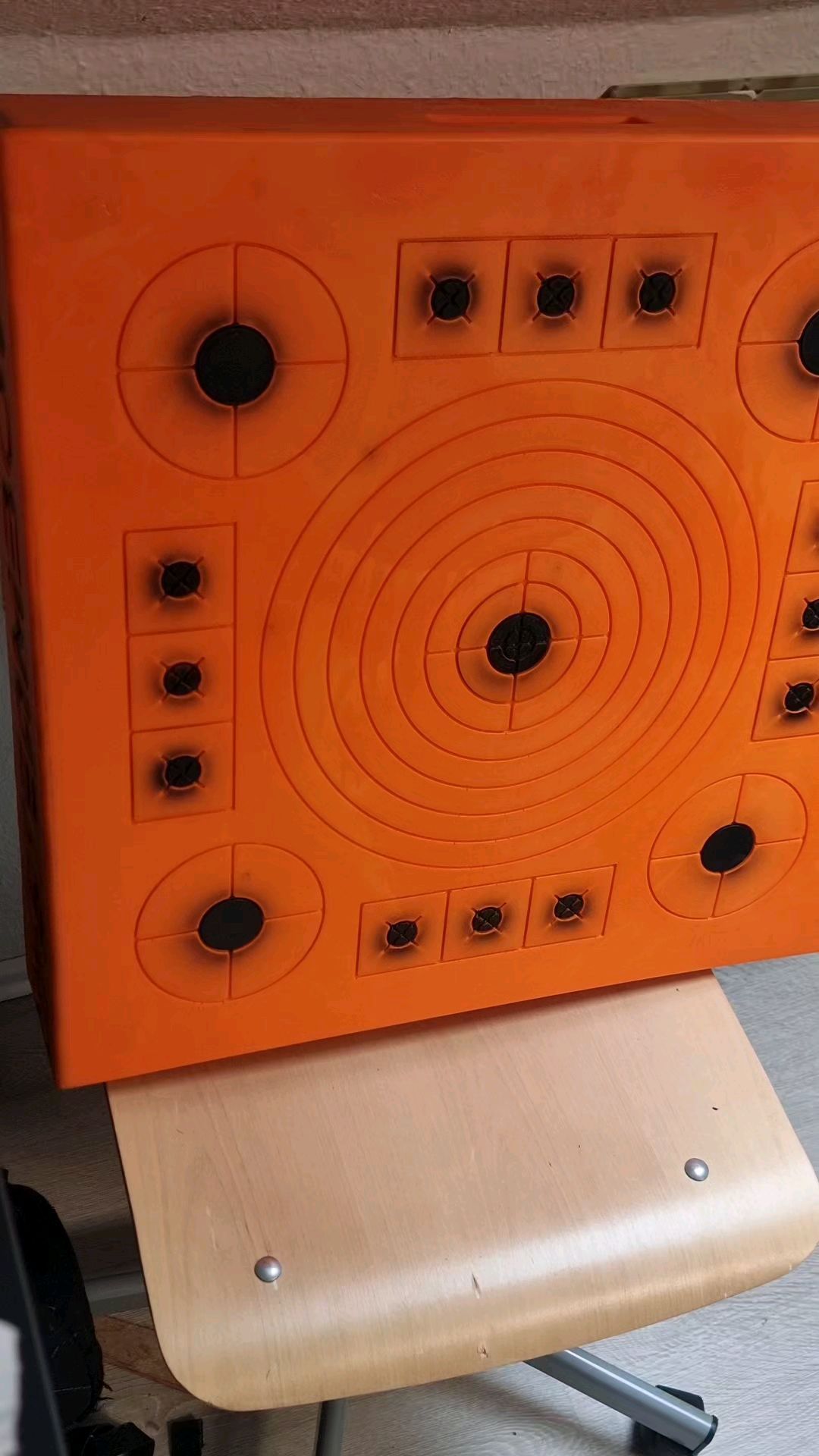 Heute mal die neue premium Zielscheibe von @Steambow getestet. Test unter Extrembedingungen:
5 Meter Abstand, 90lbs Bogen und 12,3g Bodkins von @pfeilmanufaktur.baale.
Ich bin absolut zufrieden mit der Zielscheibe.
Sie ist zwar recht teuer, aber Geld ist sie wert! Sie stoppt zuverlässig die Pfeile und verhindert das zu tiefe eindringen der Pfeile. Dadurch werden die Vanes vor Beschädigungen bewahrt.
Tested the new premium target from Steambow today. Test under extreme conditions:
5 meter distance, 90lbs bow and 12.3g Bodkins from @pfeilmanufaktur.baale.
I am absolutely satisfied with the target.
It's quite expensive, but it's worth the money! It reliably stops the arrows and prevents the arrows from penetrating too deeply. This protects the vanes from damage.
#steambow #steambowstinger #stinger2 #bodkin #bolts #arrows #arrow #archerylife #archery #archery
#torstenbaale #baalebolzen #baalepfeil