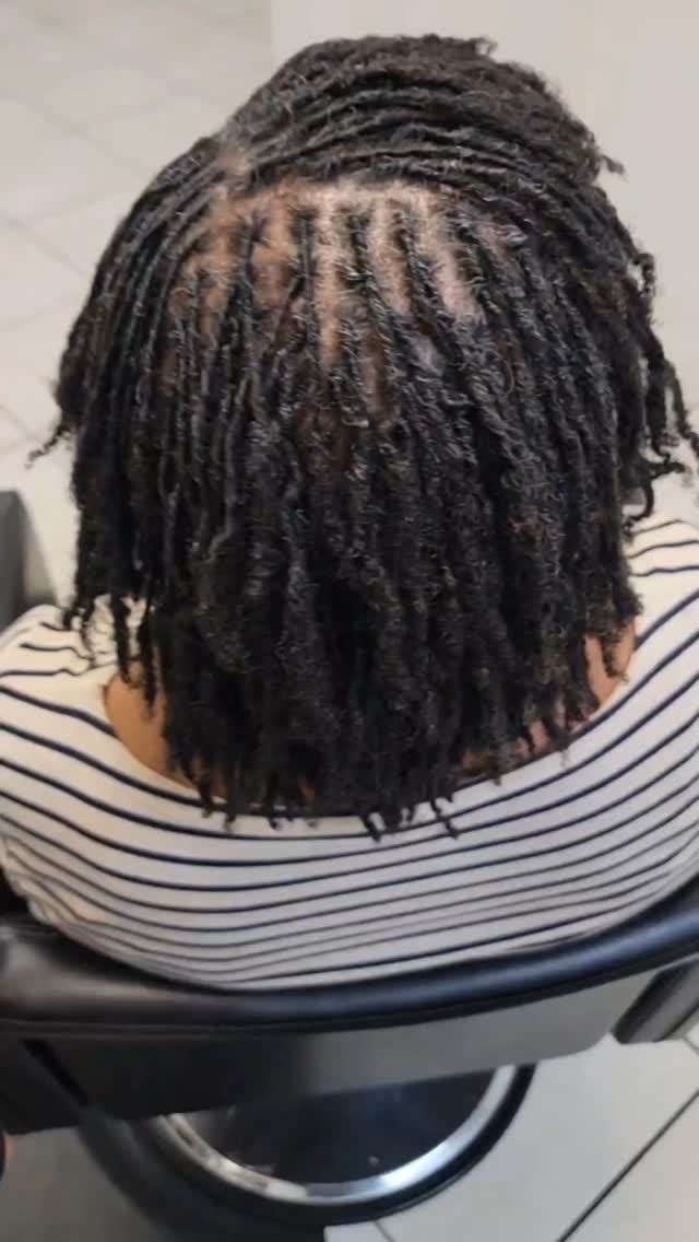 Client prefers #palmroll, so we palm roll. What's your preference?
#locjourney #loclove #womenwithlocsrock #microlocs #mobilealabamaloctician #alabamaloctician #gulfcoasthairstylist