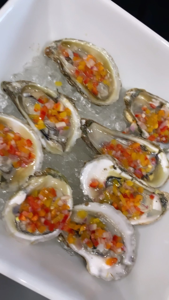 A quick recap from our last Chefβs Table.
Dine on a delicious menu whilst seated in the heart of the Lowcountry Creole Kitchen.
Our small private kitchen is able to accommodate 8 people.
#chsfoodie #charlestonbachelorette #charlestonfoodandwine