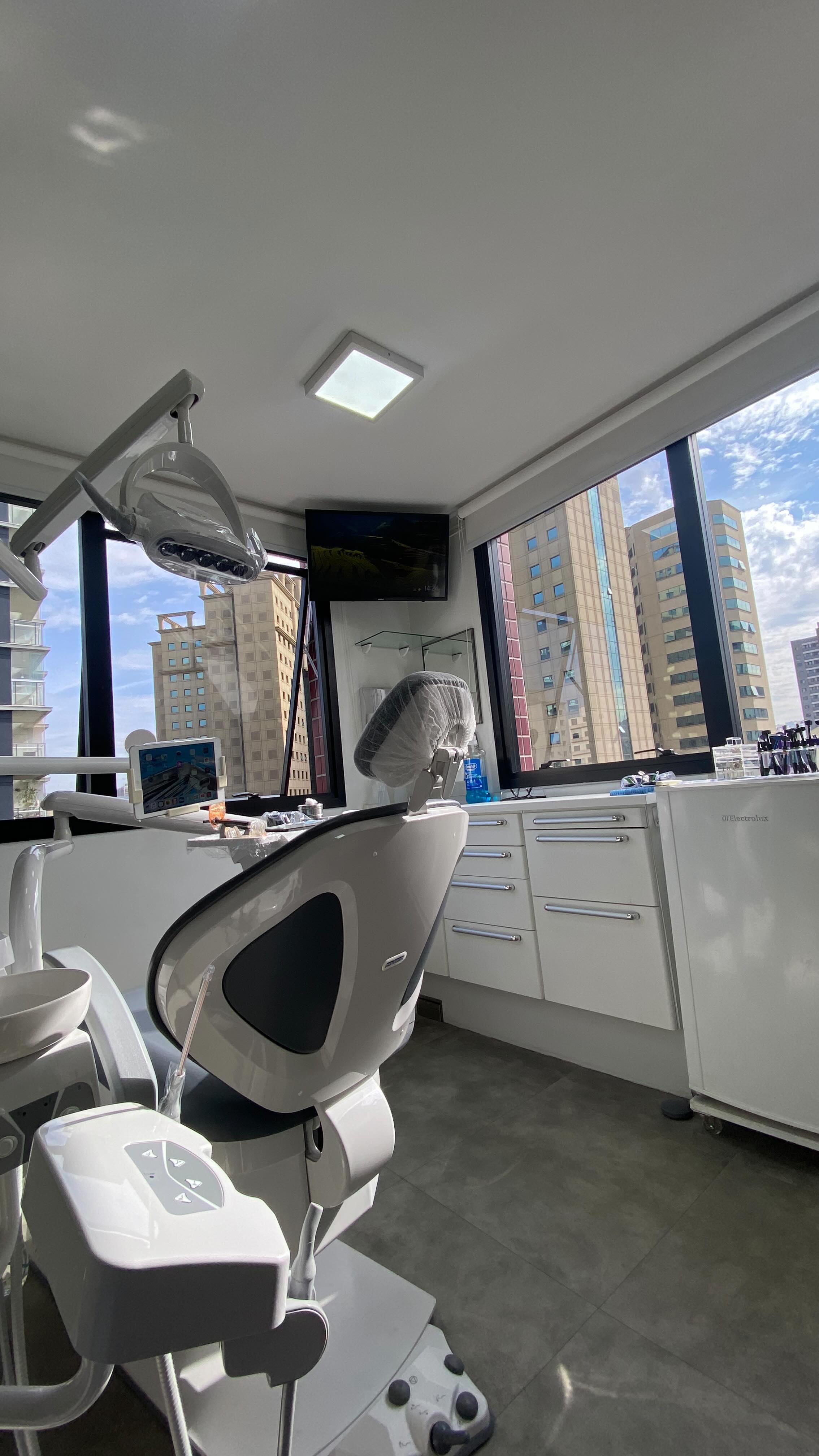 Descubra nosso espaço acolhedor e moderno! Trabalhamos com os melhores materiais e equipamentos para garantir uma ótima experiência aos nossos pacientes.
Venha nos visitar e conhecer onde cuidamos do seu sorriso com excelência.
Agende sua visita hoje mesmo e desfrute de um atendimento odontológico de qualidade. Estamos ansiosos para recebê-lo(a)! 😊🏥🦷
#consultórioodontológico #dentista #odontologia #sorriso #saúdebucal #vidasaudável #sorrisoperfeito #sorrirfazbem #dentesbrancos #sorrisosaudavel #estéticadental #qualidadedevida