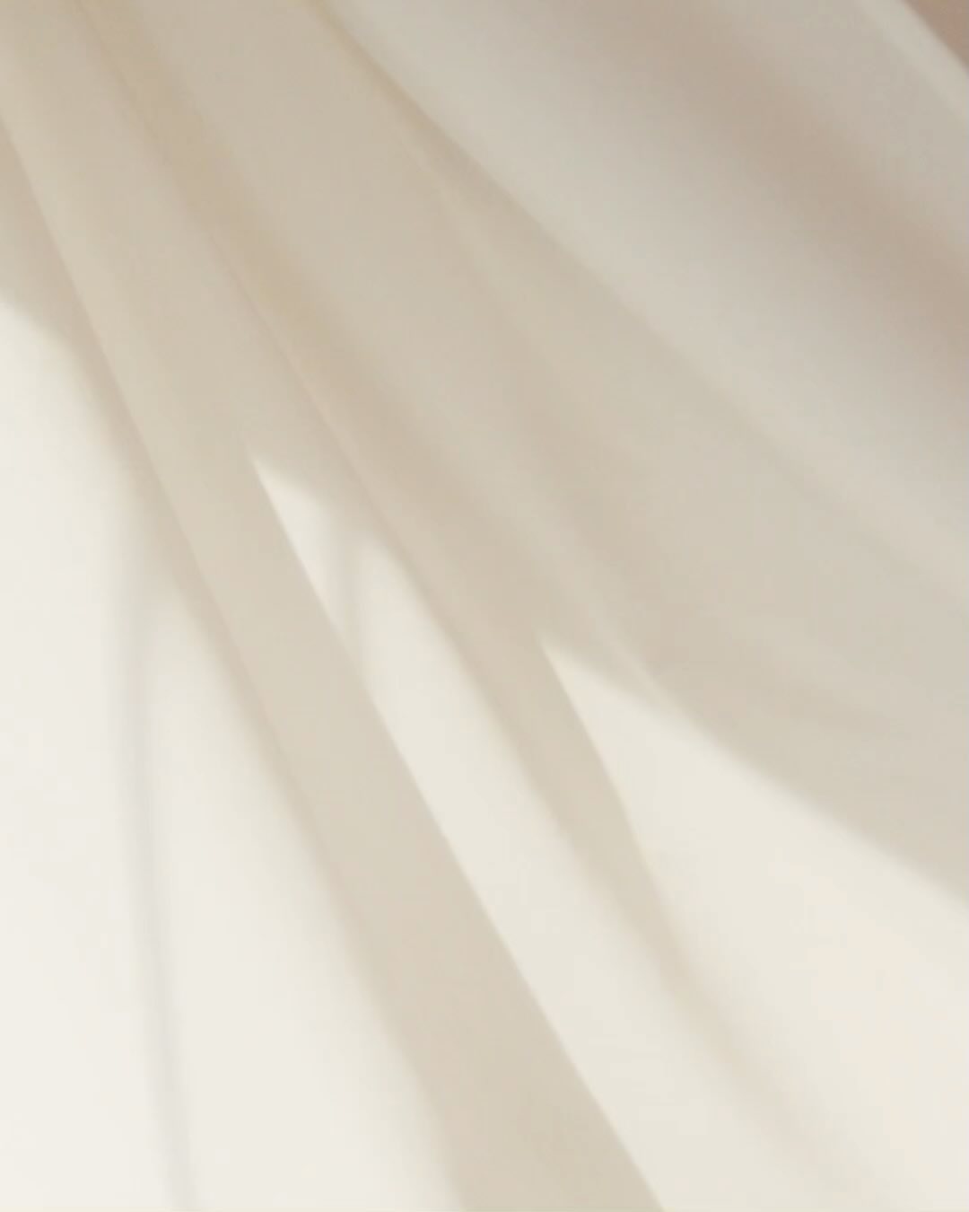¿Percale vs. Satin? 🌙
Percale sheets and satin sheets are two popular choices when it comes to high-quality bedding. Percale is known for its tight weave and crisp, cool feel to the touch. On the other hand, satin is distinguished by its smooth and silky shine, thanks to its lightweight fabric and a special weaving technique. While percale is more breathable and durable, satin offers a more luxurious feel and softness. Choose the one that best suits your preferences and enjoy nights of rest and comfort! #PercaleSheets #SatinSheets
.
Video Anna Nekrashevich
.
Las sábanas de percal y las de satén son dos opciones populares cuando se trata de ropa de cama de calidad. El percal se caracteriza por su tejido apretado y su sensación fresca y crujiente al tacto. Por otro lado, el satén se distingue por su brillo suave y sedoso, gracias a su tejido ligero y una técnica especial de tejido. Mientras que el percal es más transpirable y duradero, el satén ofrece una sensación más lujosa y suavidad. ¡Elige el que mejor se adapte a tus preferencias y disfruta de noches de descanso y confort! #SabanasDePercal #SabanasDeSatén
.
Les draps en percale et les draps en satin sont deux options populaires en matière de linge de lit de qualité. La percale se distingue par son tissage serré et sa sensation fraîche et croustillante au toucher. En revanche, le satin se caractérise par son éclat lisse et soyeux, grâce à son tissu léger et à une technique spéciale de tissage. Alors que la percale est plus respirante et durable, le satin offre une sensation de luxe et de douceur. Choisissez celui qui correspond le mieux à vos préférences et profitez de nuits de repos et de confort ! #DrapsEnPercale #DrapsEnSatin
.
.
.
.
.
.
.
#fabrics #hotels #bedsheets #restaurants #textile #decoration #architecture #bedclothes #galicia #spain #madrid #paris #france #hoteles #sabanas #restaurantes #manteles #toallas