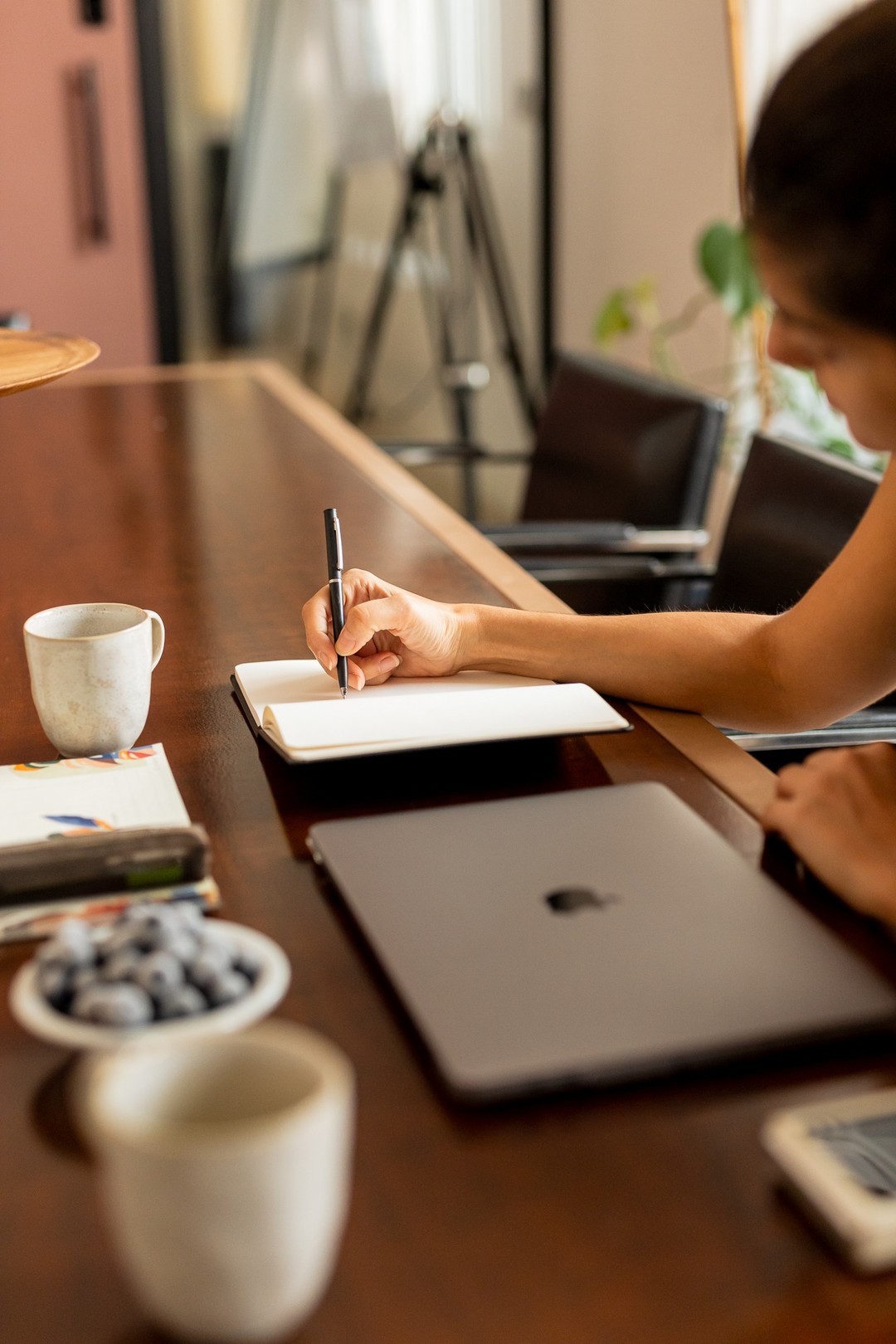 Conheça 3 SINAIS de que seu local de trabalho, influencia ou não, na sua Produtividade.
Preste atenção!!
Sinal 1: Você sente um aumento no seu bem-estar geral e na sua motivação para trabalhar?
Resposta: Sim, é essencial que o local de trabalho nos ofereça motivação e uma boa infraestrutura, contribuindo para alcançarmos bons resultados em nossas funções.
Aqui no Baobá Work temos um local de trabalho agradável, com áreas verdes e iluminação natural, contribuindo para uma melhor saúde mental e motivação, refletindo diretamente na produtividade.
Sinal 2: Você gasta menos tempo e energia para chegar ao trabalho, se reduzir o estresse diário?
Resposta: Sim, gastar menos tempo e energia para chegar ao trabalho é reduzir o estresse diário.
Estamos localizado em um bairro de fácil acesso, como a Sumaré, assim ajuda a diminuir o tempo de deslocamento e o estresse associado, permitindo que você comece o dia mais relaxado e produtivo.
Quer conferir de perto todos esses benefícios na sua rotina de trabalho? Comente 'EU QUERO' e entraremos em contato.
#baobawork #dayuse #coworking #sumare #treinamentodeequipe