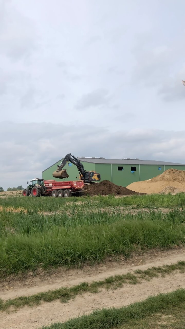 Ackerboden und Wasser sind wertvolle Güter. Der Boden, der während unserer Baumaßnahme bewegt wird, bleibt auf dem gleichen Feld und wird an anderer Stelle wieder eingearbeitet. Damit das Regenwasser, welches auf unseren neuen Hof- und Hallenfläche anfällt auch auf dem Acker bleibt und gut vom Boden aufgenommen werden kann, wird hier gerade ein großes Versickerungsbecken modelliert. #ackerboden #bodenarbeiten #versickerung #bauen #kartoffelhalle #goodjob