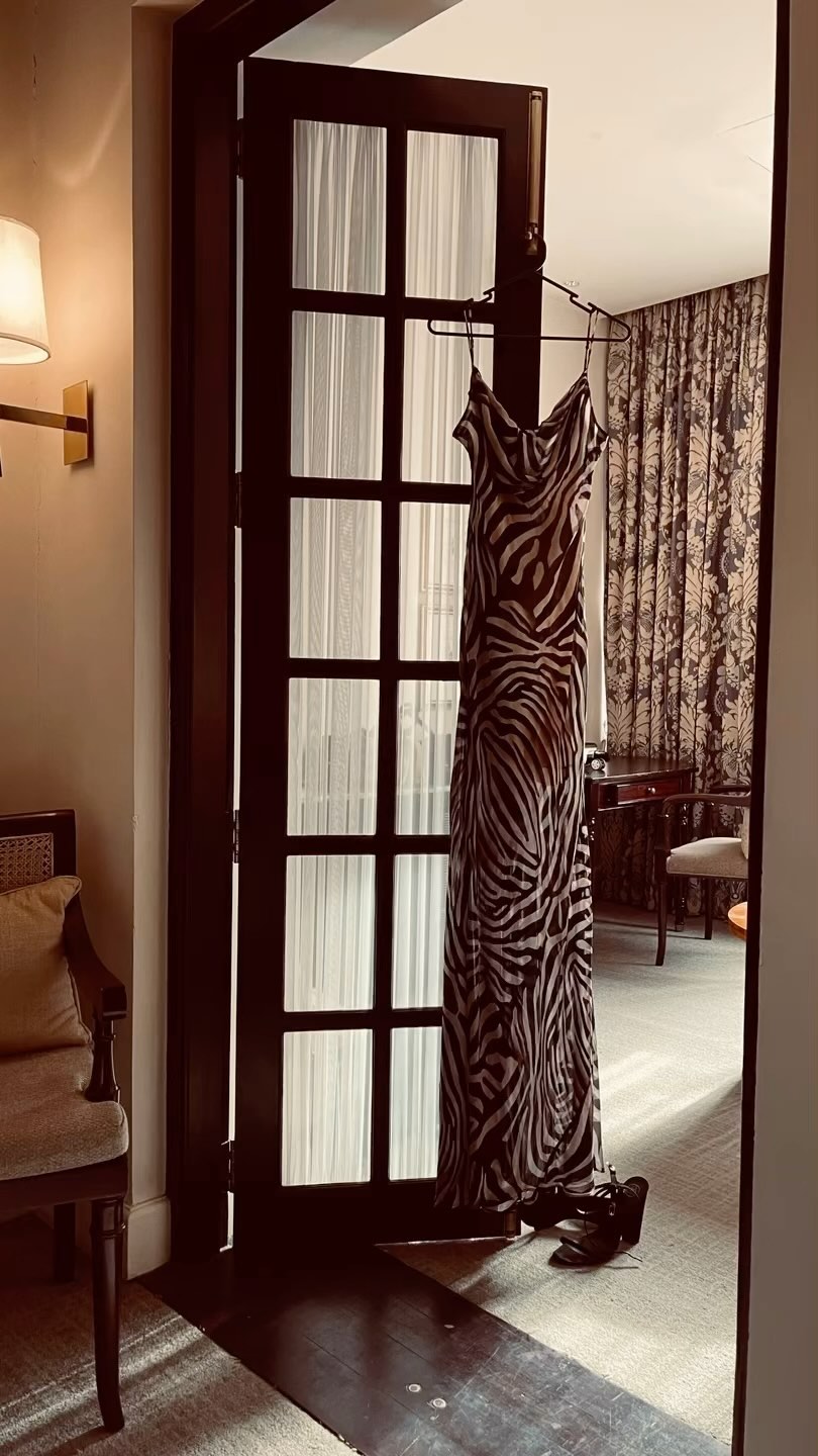 Wedding attire🦓 Dress for you, no one else. No exceptions.
Dress : @ratandboa
Hotel : @gallefacehotel
#weddingguest #ratandboa #srilankanwedding