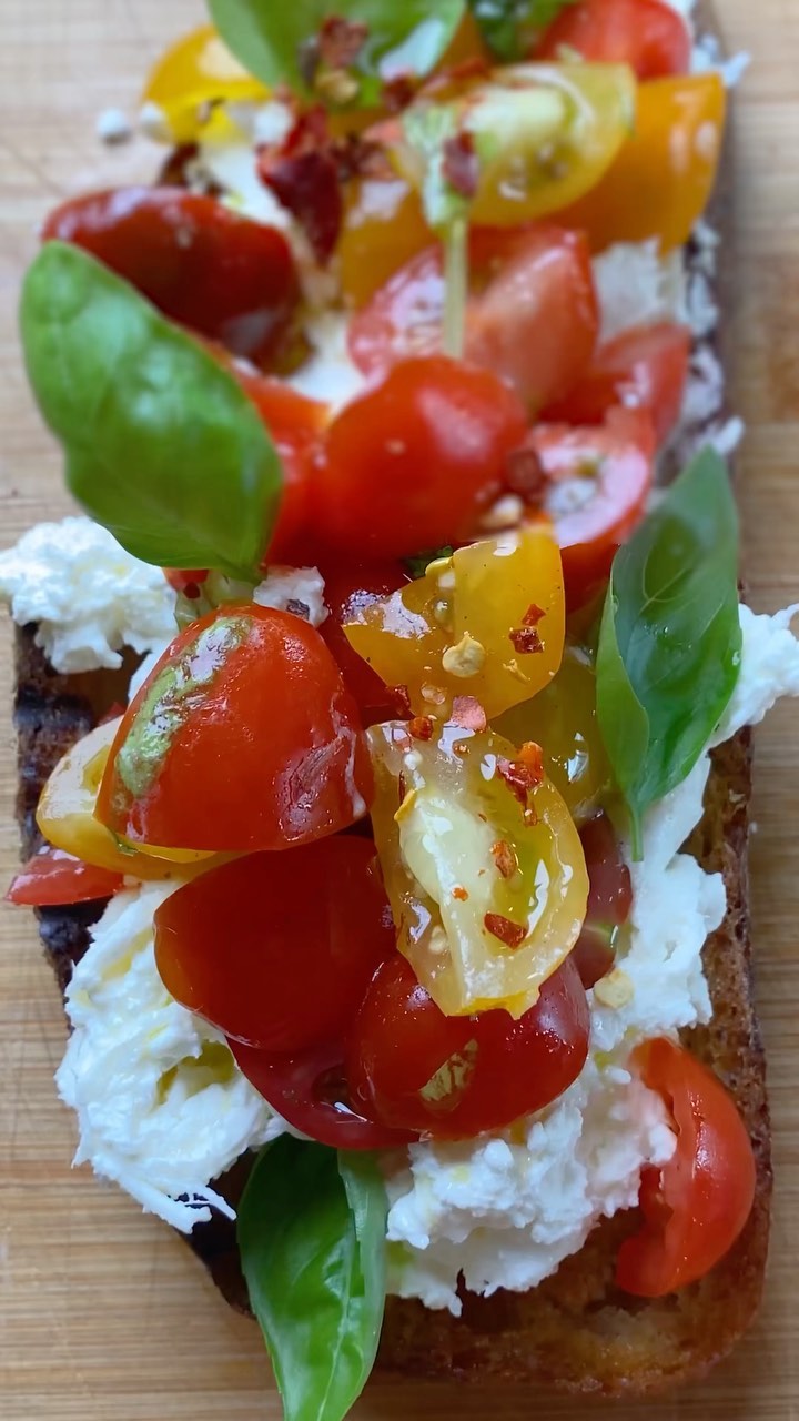 Tasting the summer with this #sourdough bruschetta with #burrata 😎