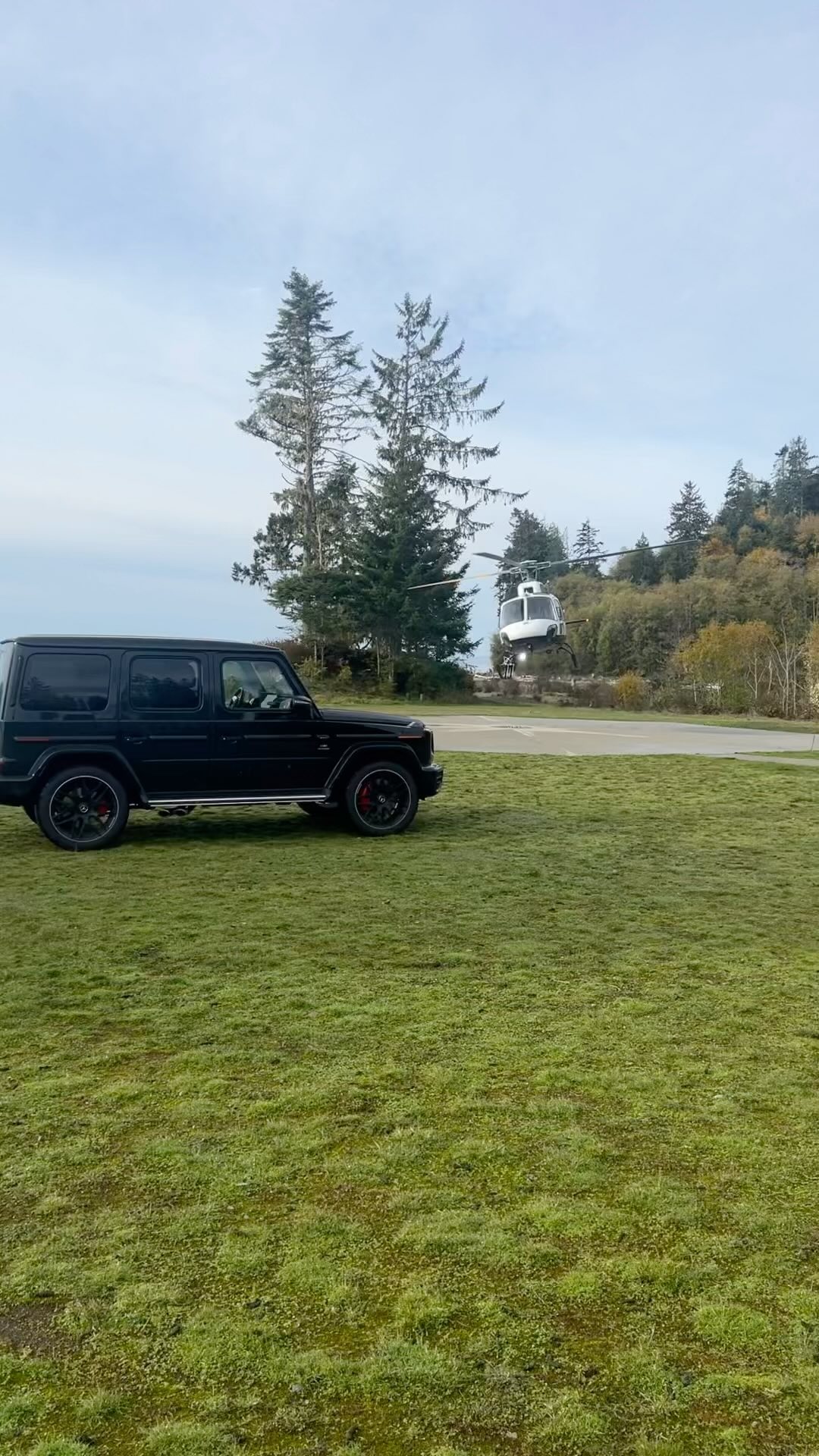 OH THE FUN! Never a dull moment or a great group of guests. #helicopter #airbnb #retreiversofinstagram #weekendgetaway #yyj #shirley #luxelife #destinationwedding #vancouverisland #yourmove #vacationrental #vrbohost #corporateretreatvenue #corporateretreat #eventspace #weddingvenue