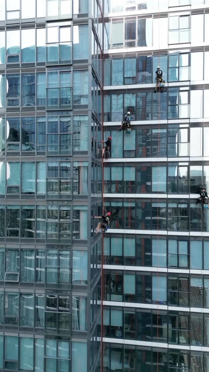 #highrisewindowcleaning #ropeaccess #workatheight #ropeaccessprofessional