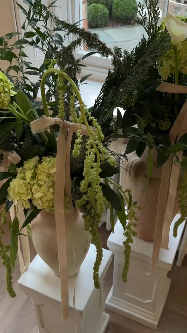 some style inspo with thanks to @bex.ck & Saul’s stunning day at @vicarageboutique
the beauty of this venue is that it does all the talking and compliments every couples own vision. The gorgeous natural light surrounding the wedding breakfast area transforms with the seasons, providing a timeless backdrop that complements any style!
one of my favourite local venues and I’m so happy to have some weddings booked here this year, I offer discounted rates for local venues so I’m always happy to have a chat 🫶🏻
_________
@bex.ck & @saulya.ck
venue - @vicarageboutique
content - @_therelaxedbride
photographer - @fayewildephotography
florals - @theleicestershireflowerfarm
stationery - @dinnerwith.friends
bow sign - Brides DIY with the help from @dinnerwith.friends
#weddinginspiration #stylinginspo #weddingstyles #weddingstylingideas #nottinghamshire #nottinghamweddingvenue