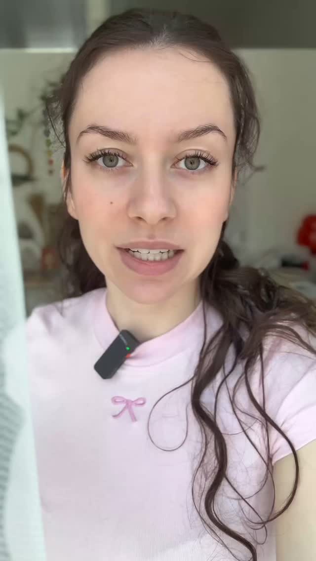 Znáte Baronku dadaismu? 🤔
Převratná umělkyně, která dala základy modernímu umění, nosila na krku náhrdelník ze zeleniny a v učebnicích dějin umění se neobjevuje. 👑
Souvisí s ní také má nejoblíbenější kontroverzní teorie o Marcelu DuChampovi, chcete ji slyšet? 🤭
Napište mi do komentáře “ANO” 🙋♀️.
#umeni #dejinyumeni #umelkyne