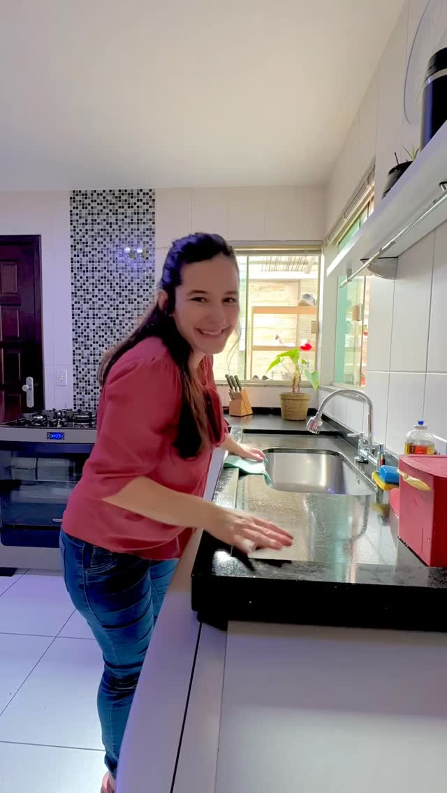 A gente passa uma vida tentando manter tudo no lugar.
Mas a pia cheia, às vezes, é o que mais revela que a vida está acontecendo.
Que tem amor ali.
Enquanto houver vida, vai ter louça na pia. E que assim seja!
#MaternidadeConsciente #VidaReal #PsicologiaMaterna #CasaComVida #LouçaNaPia #CotidianoPoético #MãesReais #ReflexãoDiária