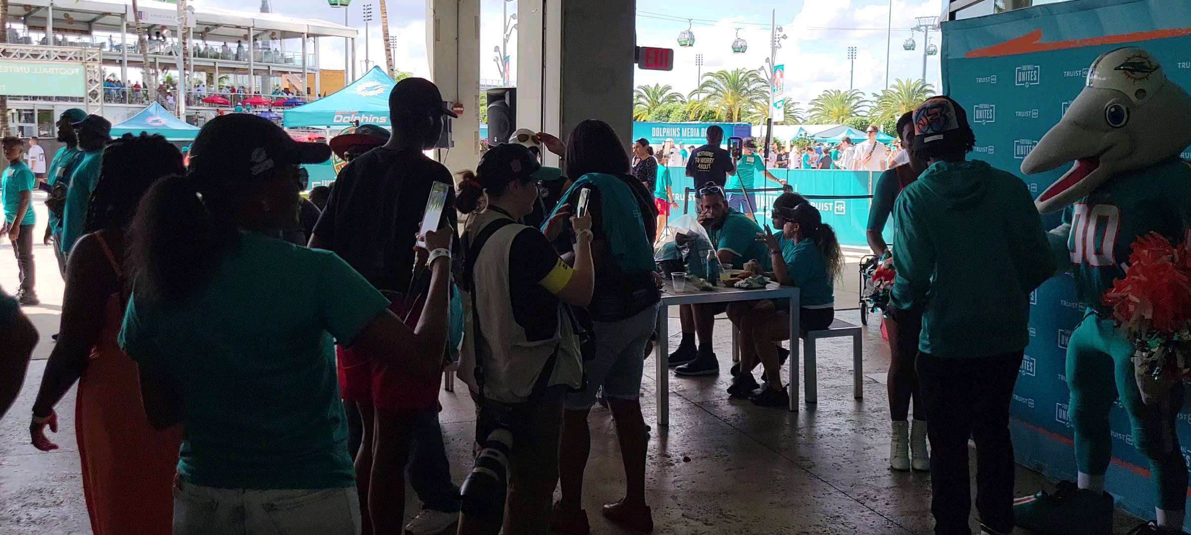 The Graffiti Pop Events Airbrush Team got to tailgate with some amazing kids from @bgca_clubs at the @hardrockstadium thanks to Katie Rancourt of @miamidolphins and @truist bank.
Custom airbrush hats for everyone
And the Dolphins took the W today against @houstontexans
@bgcmiamidade @bgcofbroward
Airbrush Hat Station
Graffiti Pop Events //
@kymberleewebb
Carlos
Marc
Darron