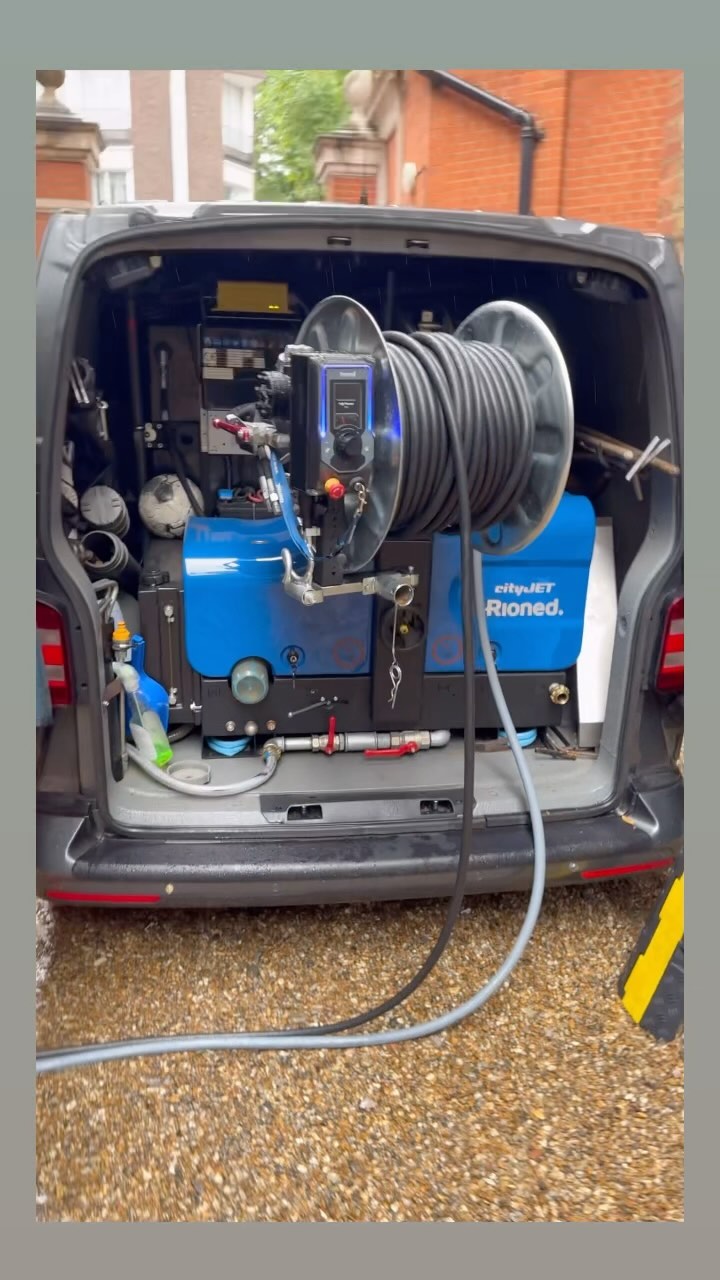 Quick reel of one of the KwikJet team set up and carrying out a drainage maintenance at one of our regular sites in Sloane Square, Chelsea.
#drainage #soilpipe #drainagepipe #drainagesolutions #drainageproblems #blockages #blockedtoilet #toilet #soilstack #fouldrainage #drainagemaintenance