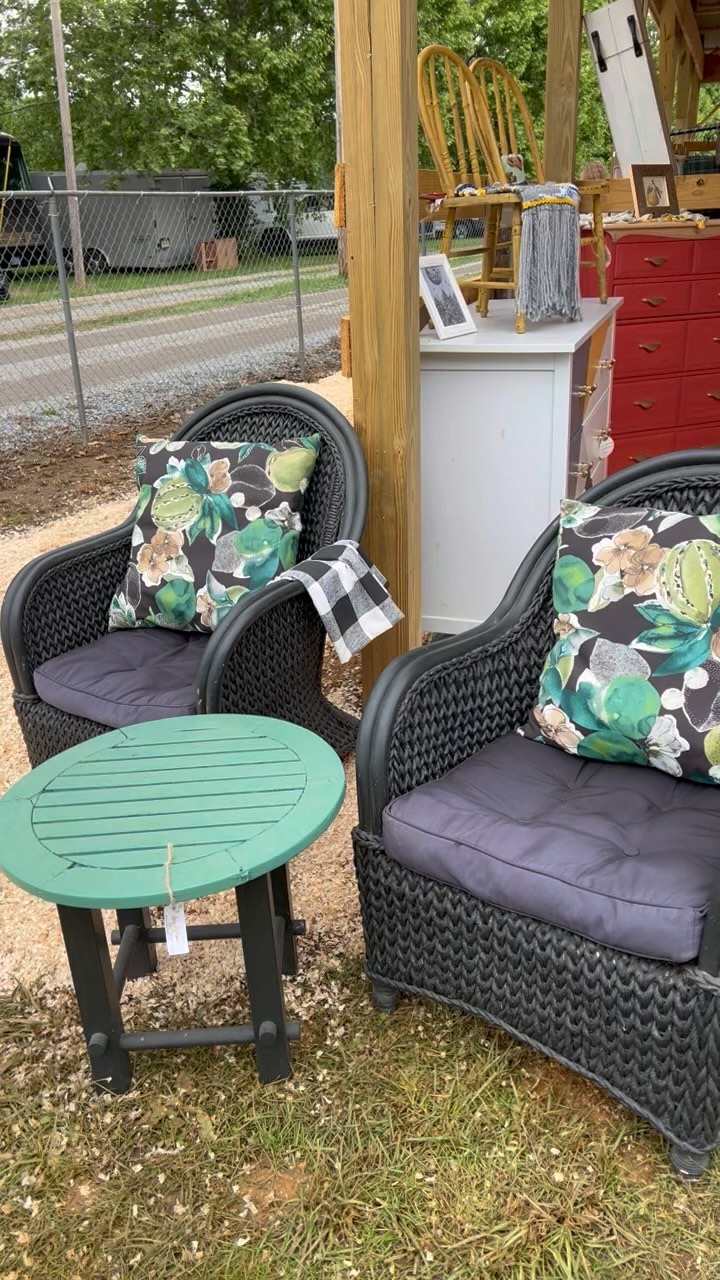Double the fun! - Our booth has two sides. Plenty to shop for you, the kids, the grand-kiddos - something for everyone!!! Clarke County Fairgrounds, Berryville VA 10am-5pm today
#luckettspringmarket #shopvintage