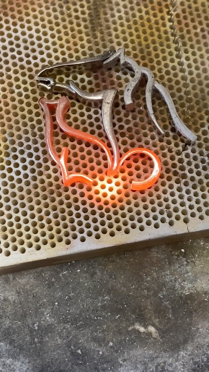 First fixed with laser, now soldering.
#jewellerymakingtips #benchjeweller #handmadejewelry #artjewellery #howitsmade #jewellerymaking #howitsmadematters #craftworkshop #jewelrymakingtechniques #metalsmith #jewellerymaking #procesreel #jewellerytutorial #goudsmidatelier #goudsmid #ateliersmeijsters