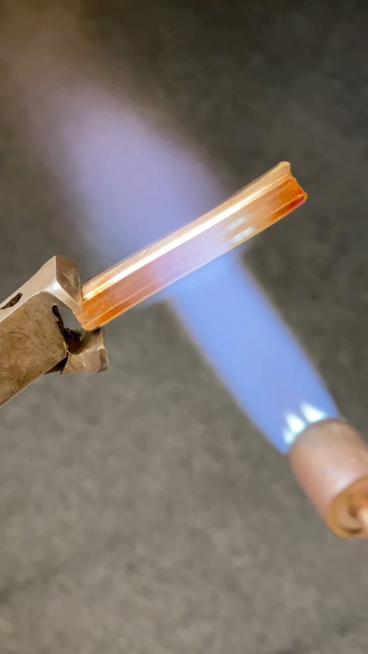 Prepare for Cufflinks! 👨🏭
#casting #onmybench #goldsmithing #instajewelshandmade #metalsmithingjewelry #craftsofinstagram #goldsmith #metalstudio #jewellerytechniques #benchjeweler #jewelleryclass #procesreel #makingjewelry #flame #vanoudnaarnieuw #goudsmelten #ateliersmeijsters