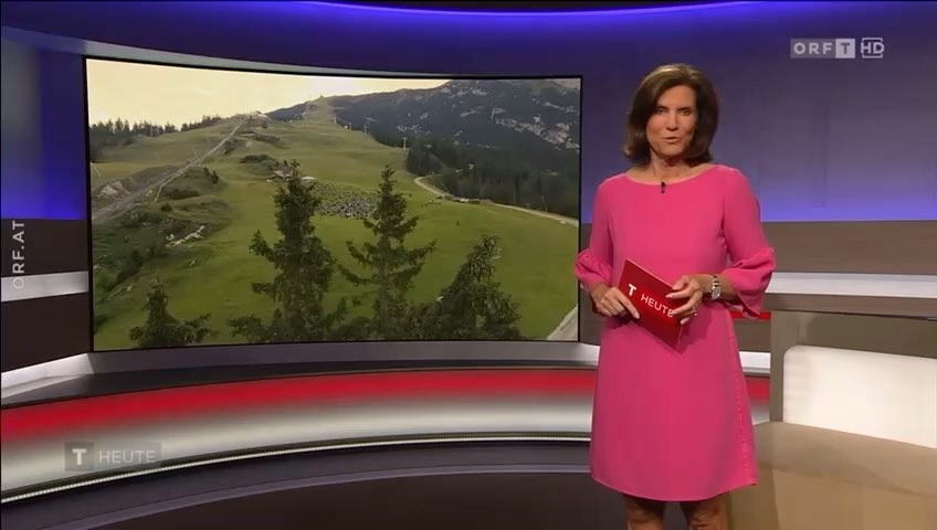 Wenn die Nacht dem Tag weicht, die Sonne die Gebirgsgipfel erhellt, der Tau auf den Wiesen trocknet und sich über 400Fans um 05h Morgens auf dem Weg machen, dann ist es wieder mal Zeit für das Sonnenaufgangskonzert! Max von Milland @maxvonmilland war mit seiner Band @herrgamper und @emilyferri.music in Seefeld auf der Rosshütte auf 1760Metern auf der Bühne um Musik mit Natur zu verbinden und seinen Fans ein unvergessliches Erlebnis zu bescheren. Ein großer Dank @bergbahnen_rosshuette_seefeld @orftirol