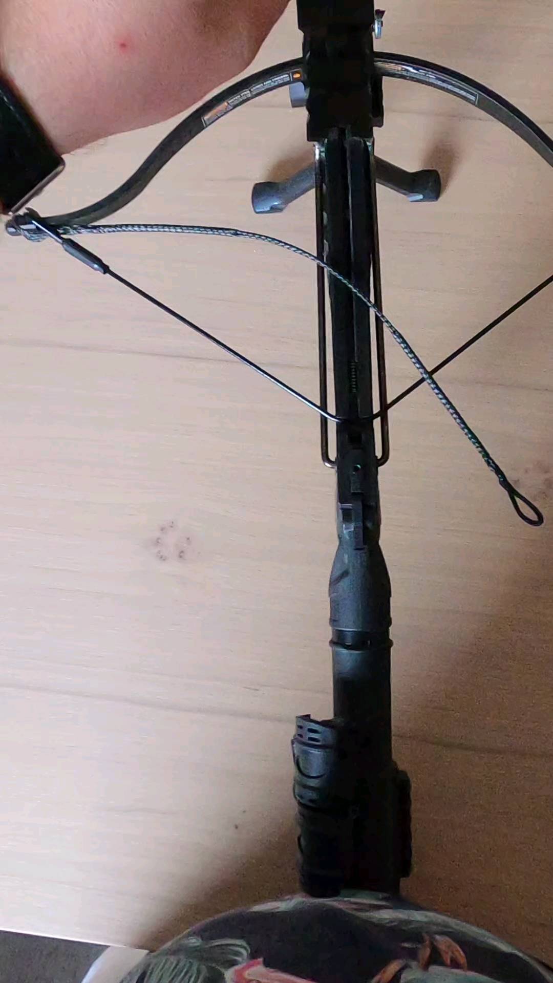 In diesem Video zeige ich euch, wie ihr nun die selbstgemacht Dyneema-Sehne auf eure Stinger bekommt. Besonders wichtig: Die Sehne darf gerade ao drauf passen und nicht zu locker sitzen. Eine normale Sehne würde man eindrehen soweit es geht, das ist mit dyneema zwar möglich, aber absolut nicht zu empfehlen.
Bisschen Pflege mit Silikonöl, mehr braucht es hier nicht für einige 100 Schuss.
🇺🇲In this video I show you how to put the homemade Dyneema string on your Stinger. Particularly important: the string must just fit on it and not be too loose. A normal tendon would be screwed in as far as possible, which is possible with dyneema, but not recommended at all.
A bit of care with silicone oil, that's all it takes for a few 100 shots.
#xbow #crossbow #stinger2 #AR6 #archery #archer #armbrust #crossbowtuning #steambow #xbowstring #dyneema #kanirope #lifehack #blackred #splicing #splicingrope #archerylife #archerylifestyle #steambowstinger #bowstring #bowstrings