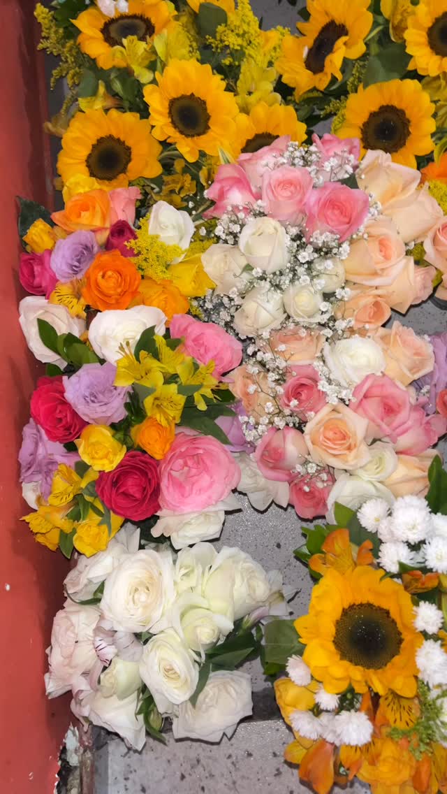 Nosso dia das Mães preparando os presentes de muitas mamães que estão prestes a se emocionarem ❤️
Feliz dia das Mães para todas as mamães do mundo! 🌍
#diadasmaēs #presentediadasmães #florescolombianas #rj