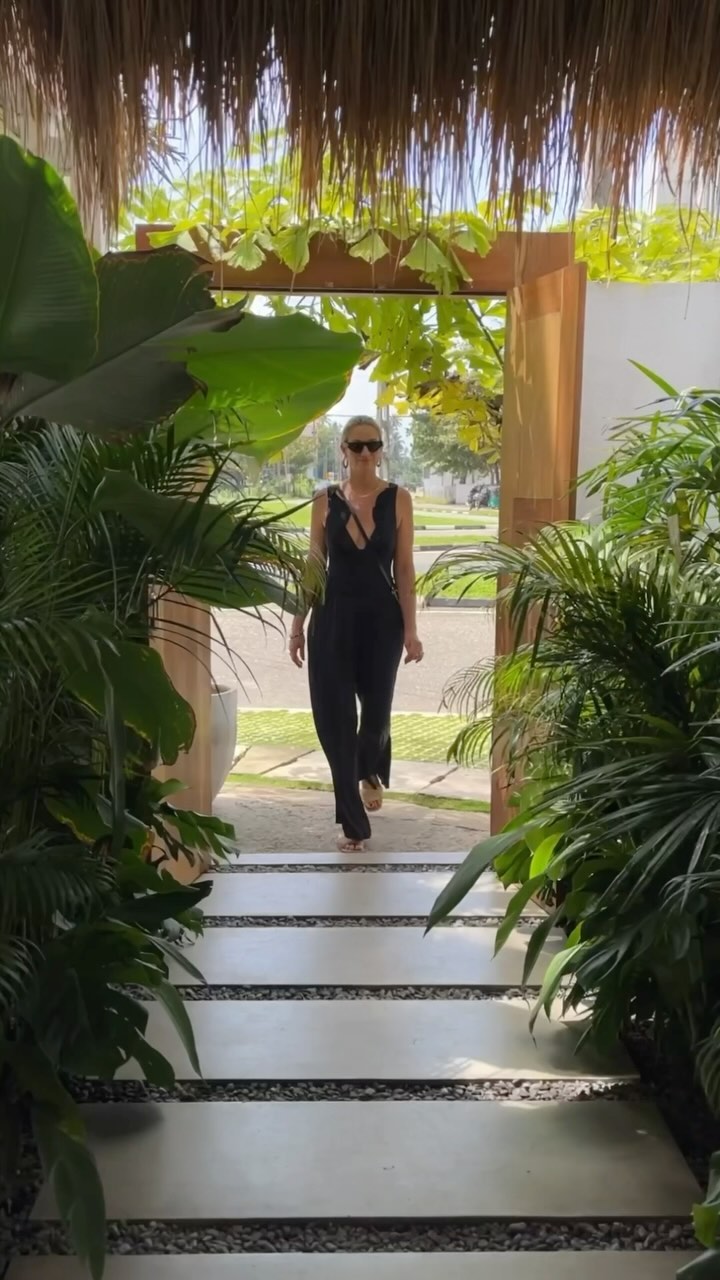 When we put on our Palazzo Pants to hunt down the best local coffee @nomadsrilanka delivering the icey goodness 🧊
Who else makes it their life mission to hunt out the best coffee wherever they go ?
#resortwear #coffeefix