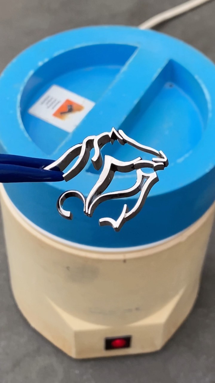 Once the solder has flowed along the joint, and the metal surfaces have been heated sufficiently to join together. Put your work slowly into the pickle bath, and wait a few minutes for most of the discoloring fire-scale on the surface to be removed.
#solderingjewelry #metalsmith #handmadejewelry #goldsmith #instasmithy #jewellerytechniques #jewelleryaddict #jewelrydesign #jewelrystyle #jewelrydesigner #jewellerymakingtips #benchjeweller #artjewellery #howitsmade #jewellerymaking #howitsmadematters #craftworkshop #jewelrymakingtechniques #metalsmith #jewellerymaking #procesreel #jewellerytutorial #goudsmidatelier #goudsmid #ateliersmeijsters