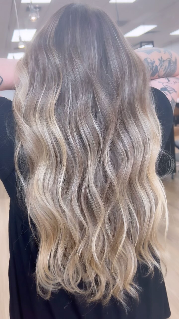 Bringing you some blended brightness for this chilly Saturday. ✨
On this guest I did a full foilyage, root smudge, and gloss. Price breakdown is approximately ~$300, give or take. And yes, that is all her natural hair. Talk about hair goals!