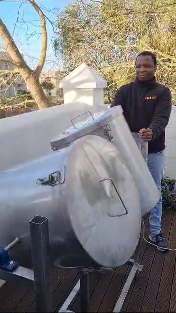 How do we make sure the coffee is evenly blended? This is how! We call the mixer "Bertha" 😂 Sun's out, Bertha's out.
.
.
.
#roasterscoffee #coffee #cafe #coffeeshop #roasterdaily #roastery #morning