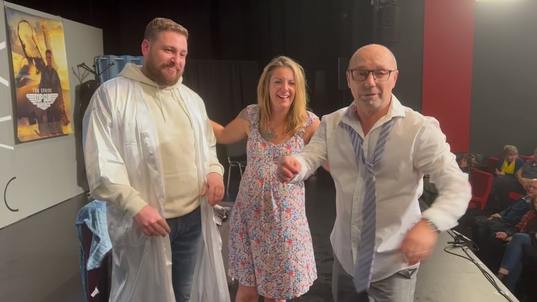 Le 17 décembre dernier, la troupe de représentait a L’Horme pour le téléthon devant 400 personnes !
Un grand merci à vous d’avoir une nouvelle fois répondu présent !
On se retrouve en janvier 2023
Le 7 à Montbrison
Les 27 et 28 à Saint-Etienne
Envoyez-nous un MP pour plus de renseignements
D’ici là, passez de bonnes fêtes de fin d’années et on se retrouve l’année prochaine pour rire 2 fois plus ! 😛
#comedie #humour #spectacle #rire #theatre