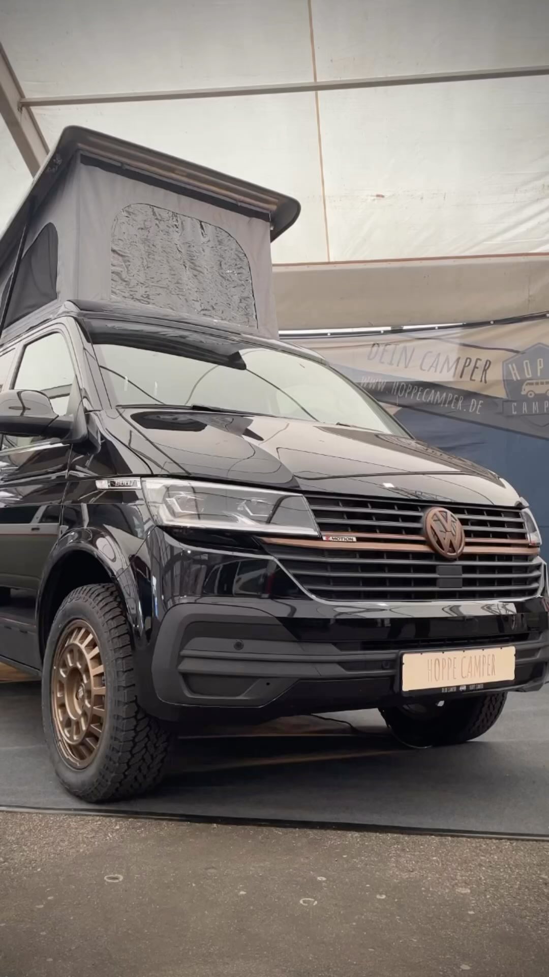 Sofort verfügbar für 2023!
- 150 PS 2.0 TDI mit EURO6 Norm
- 6-Gang Schaltgetriebe
- Allradantrieb 4 MOTION
- Audiosystem Ready 2 Discover (inkl. Streaming & Internet)
- Licht + Sicht Paket
- Komfort-Paket Plus
- Außenspiegel elektr. verstell-, heiz- und anklappbar
- Exterieur-Paket
- Einparkhilfe vorn und hinten
- Lithiumbatterie
- Federung hinten verstärkt
- Fahrwerk Höherlegung 35mm
- Geschwindigkeits-Regelanlage (Tempomat) inkl. Geschwindigkeits-Begrenzeranlage
- Heckscheibe heizbar mit Wischanlage
- Innenentriegelung Heckklappe
- Isofix-Aufnahmen für Kindersitz an Rücksitz
- Lackierung: Perleffekt-Lackierung
- Multifunktionsanzeige Plus
- Rückfahrkamera
- Scheibenwaschdüsen beheizt und Anzeige für Waschwasserstand
- LED Scheinwerfer
- Heckleuchten LED
- Schriftzug Bulli am Kotflügel
- 2 Einzelsitze
- 2er-Sitzbank hinten
- Beifahrersitz drehbar
- Offroadbereifung mit 18 Zoll Aluminiumfelgen
- Fahrer- und Beifahrersitz heizbar
- Lendenwirbelstützen Fahrer- und Beifahrersitz
- Verglasung hinten abgedunkelt (90 %)
- Vorbereitung Anhängerkupplung (Steckdose und Kabel)
- Zuheizer hinten rechts
- Standheizung
- Zul. Gesamtgewicht 3,00 t
- Zusatzdichtung für Unterholm mit zusätzlicher Staubdichtung
- Zuziehhilfe Schiebetür rechts
#offroad #vw #vwt6 #vwtransporter #vwt6camper #t6offroad #vwoffroad #t64motion #4motion #gelände #reimo #reimoaufstelldach #vwoffroad #camper #campervan #camperausbau #campervans