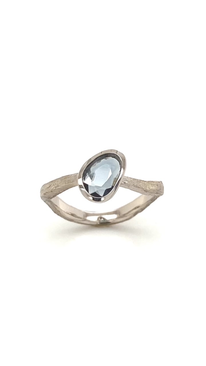 Sparkling Spinell 💎
This 18K Whitegold - organic stunner - with a smooth touch of nature, I made with Love!
#ringdesign #madewithlove #jewellerylover #ring #schmuckstück #ringsofinstagram #igjewelry #engagementring #customring #bespoke #alternativebridal #spinel #spinell #handmadejewelry #verlovingsring #aanzoek #joaillerie #jewelryjournal #platina #witgoud #huwelijksaanzoek #trouwinspiratie #trouwenin2023 #ateliersmeijsters