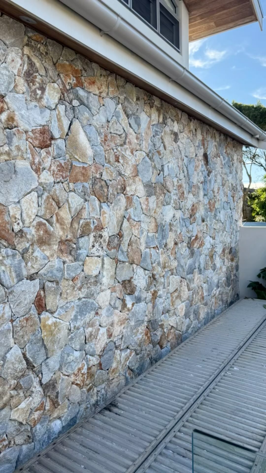 Just finished this little beauty this week. Cracking feature wall in ‘Finch’ from @ecooutdoor Last minute change in stone choice has made all the difference.
#stonewall #pool #poolside #poolfeature #outdoorliving #outdoor #stone #stonemasonry #stonecladding #design #art #stoneelements