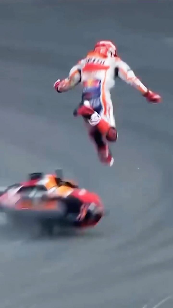 When life gives you a crash landing, we’ll give you a soft landing 🏍️ 🌬️
Disclaimer: no caros’s were hurt while making this video 💙
#crashlanding #jinxlounge #motorcyclecrash #loungelife