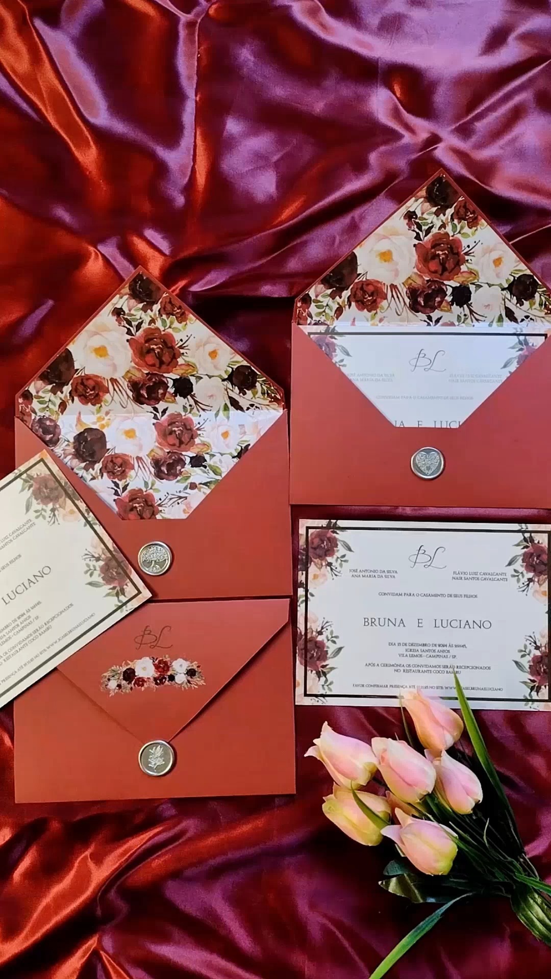 Convite envelope com forro floral marsala, lacre de cera e hot stamping ouro#convitedecasamento #convitesdecasamento #convitescriativos