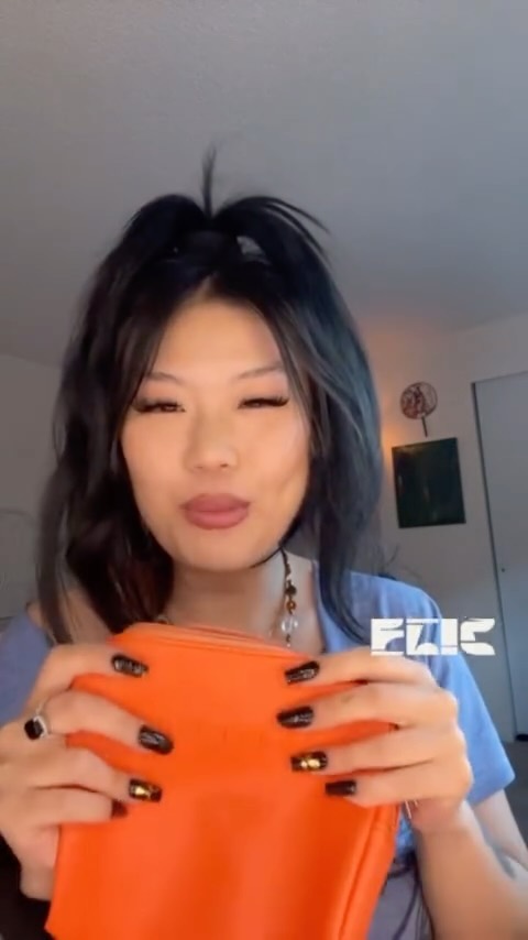 The perfect compact makeup bag for any occasion 🧡 #repost #flip #beauty #makeup #cosmetics #makeupbag #yemitribe #yemicosmetics #orange