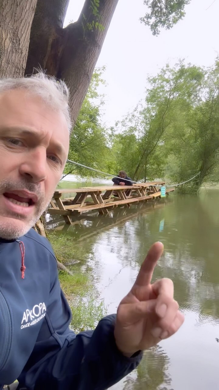 🚨 Annonce Importante 🚨
Chers amis,
❌ Nous devons malheureusement fermer nos parcours de canoë ce week-end en raison d’une crue de la rivière, qui déborde actuellement ❌
🛟 La sécurité de tous est notre priorité, et nous ne souhaitons prendre aucun risque. 🚒
🙄 Cette fermeture est un coup dur supplémentaire dans une saison déjà très compliquée.
Nous avons été confrontés à de nombreux défis :
soit pas assez d’eau avec des passages totalement à sec, soit trop d’eau, des arbres tombés qui barrent le passage et des vannages grands ouverts rendant la descente dangereuse.
⛈️ Le tout couronné par une météo exécrable qui coupe toute envie d’activité extérieure ! ⛈️
Nous espérons vous voir nombreux dès que le soleil sera revenu 🌞
Prenez soin de vous et à très bientôt sur l’eau !
#saisonpourrie #safetyfirst #meteode💩