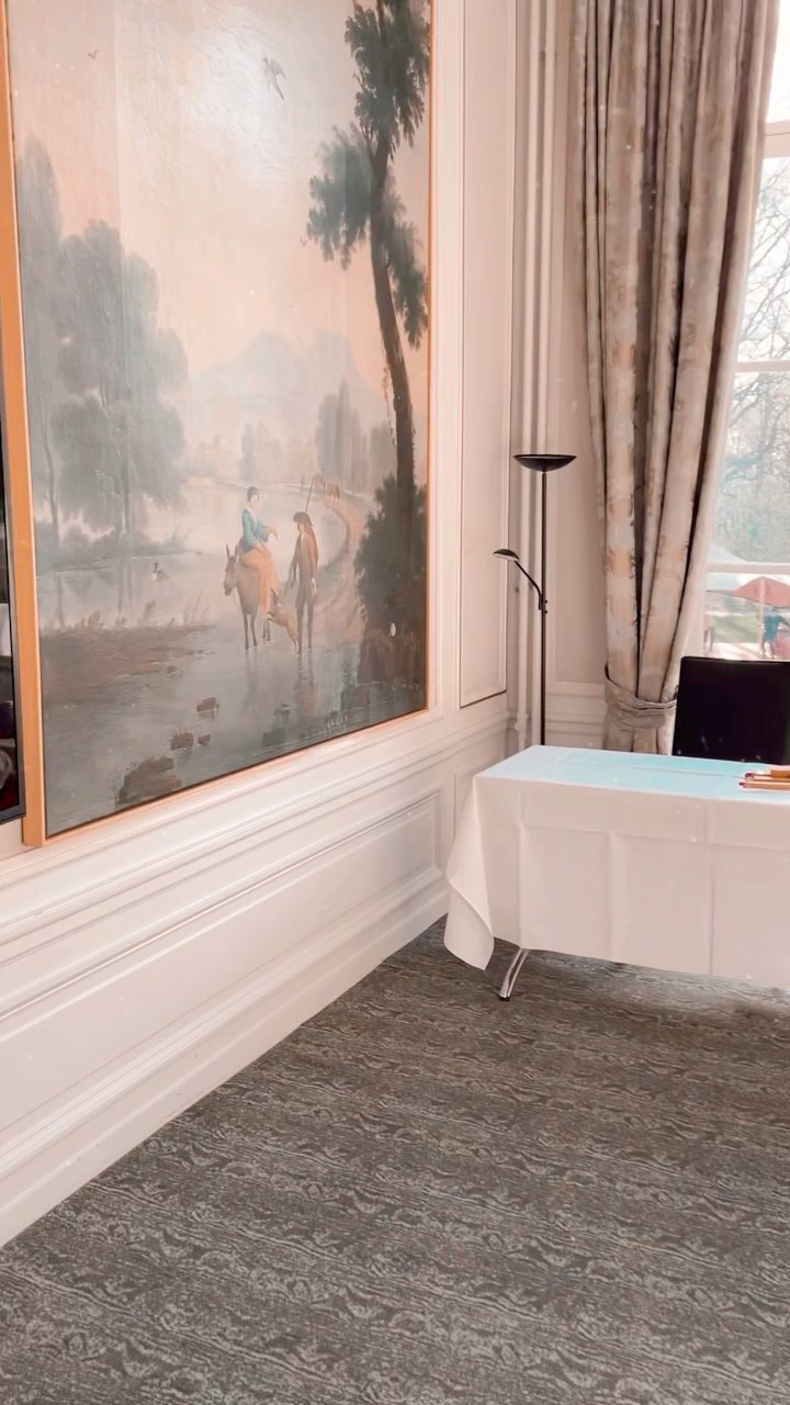 Setting up for the wedding fair at Castle Oud Poelgeest in Oegstgeest. Such a beautiful room 😍😍