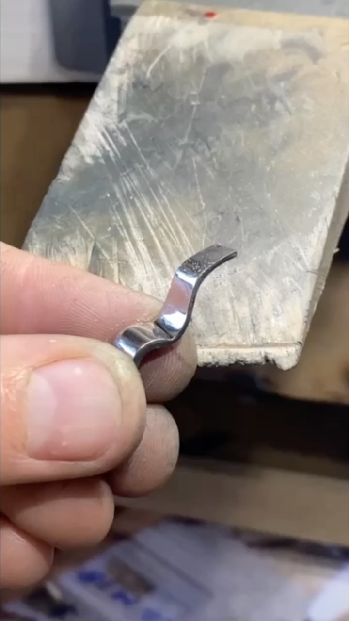 Making A huge pendant by hand, step by step I will show you how it’s made!
#jewellerymakingtips #benchjeweller #handmadejewelry #artjewellery #howitsmade #jewellerymaking #howitsmadematters #craftworkshop #jewelrymakingtechniques #metalsmith #jewellerymaking #procesreel #jewellerytutorial #goudsmidatelier #goudsmid #ateliersmeijsters
