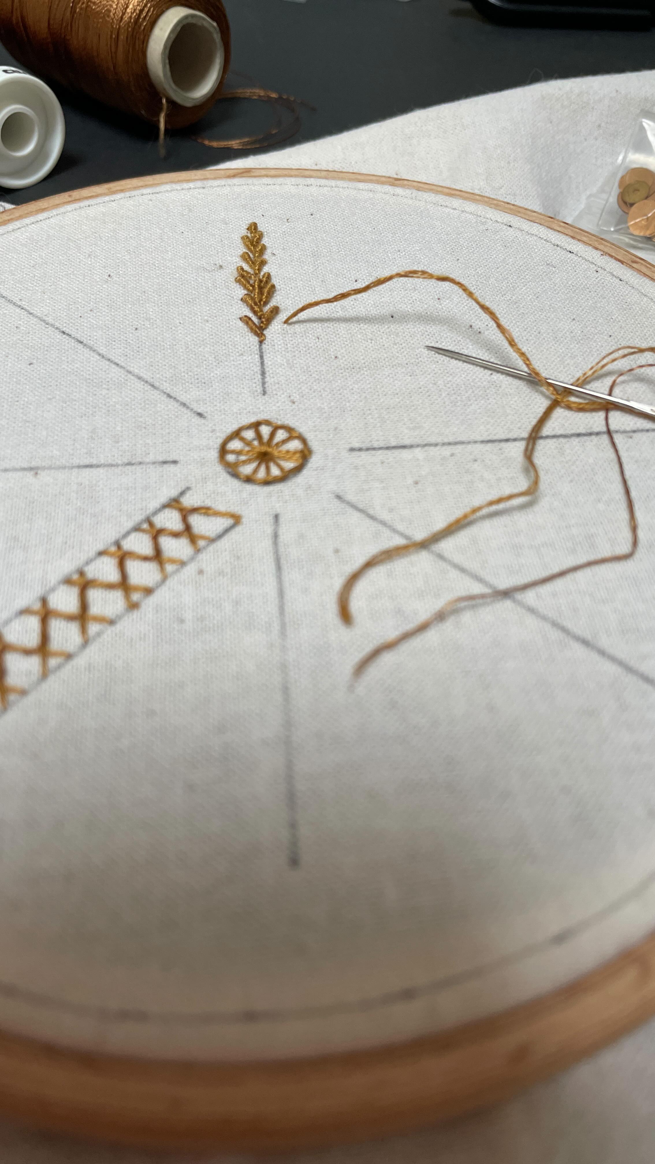 La famille des échantillons s’est agrandie…
#loumademoiselle #ateliersbroderie #beadembroidery #sequinembroidery #perlesetpaillettes #abstractembroidery
